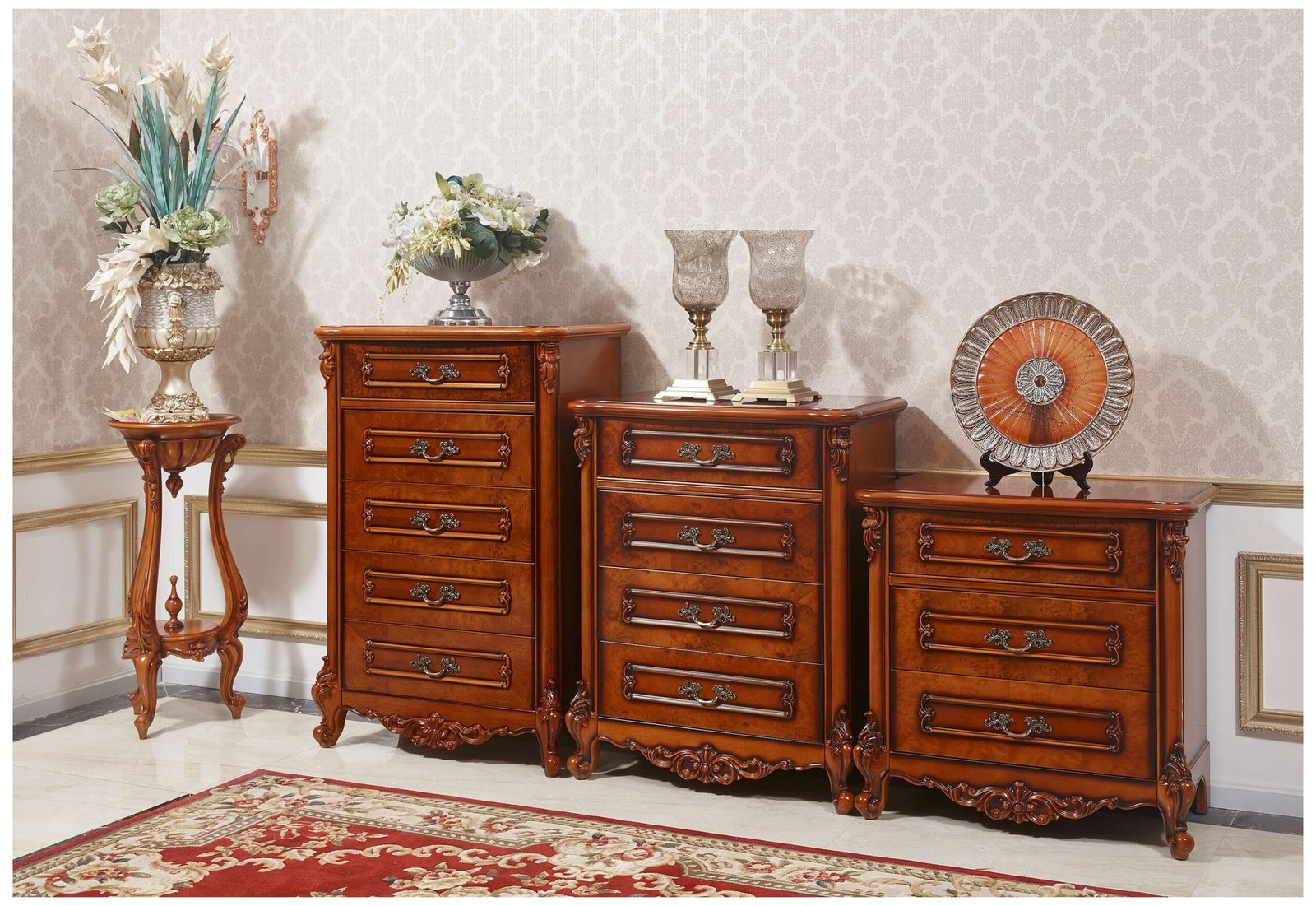 無垢材のアンティークなチェスト 彫刻入り ビンテージ クラシック 豪華