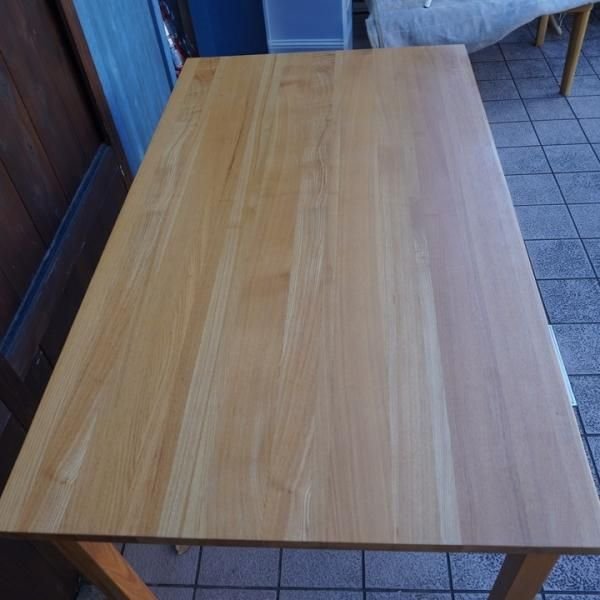 無印良品(MUJI)の希少なタモ材 ダイニングテーブル 140cmです