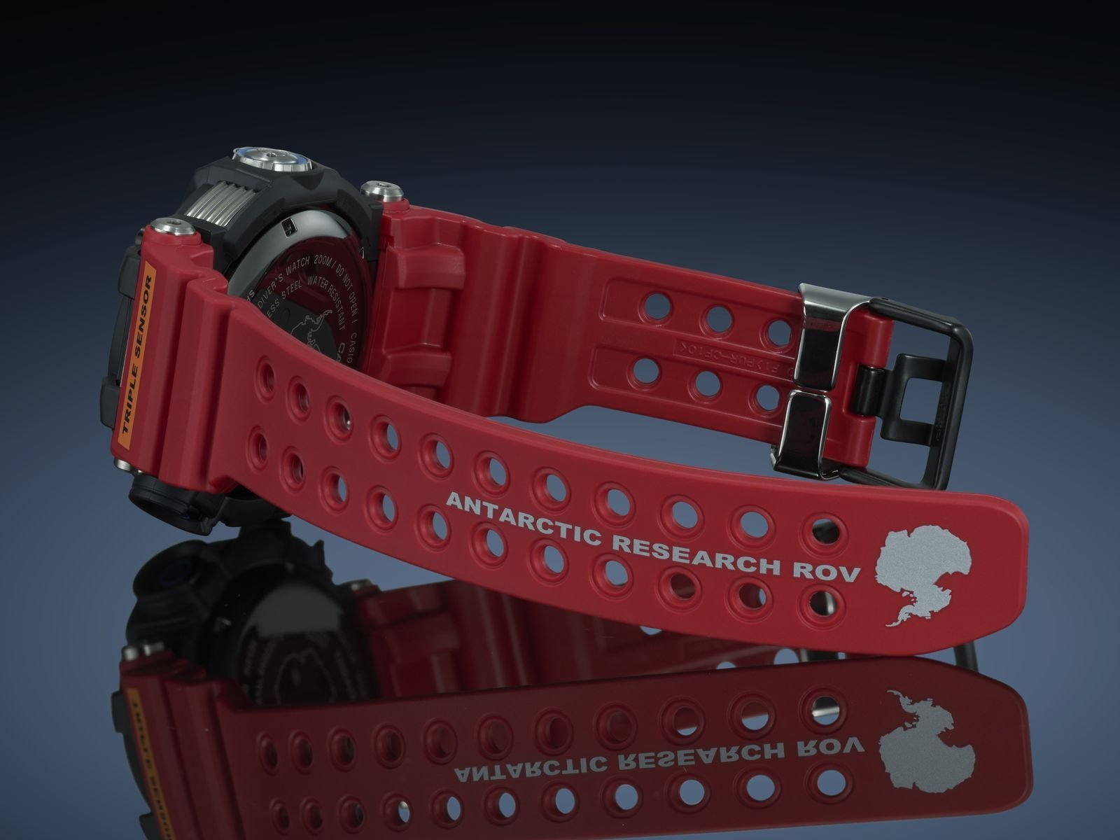 G-SHOCKの新作“フロッグマン”に南極大陸が浮かび上がる！ | GQ JAPAN